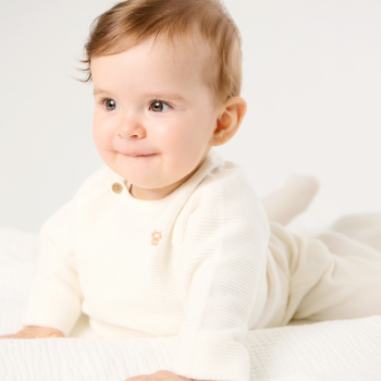 كنزة تريكو بلون أبيض لحديثي الولادة